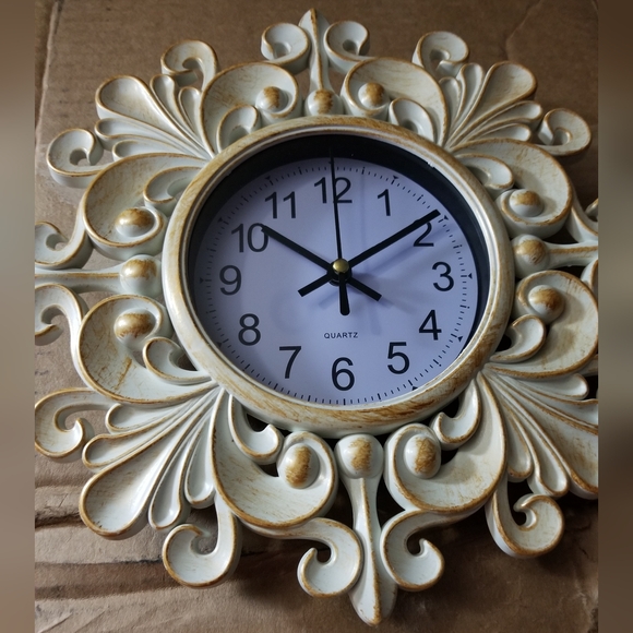 Beige Embossed Fleur De Lis Floral Design Clock Battery Operated - NWOB - Picture 7 of 8